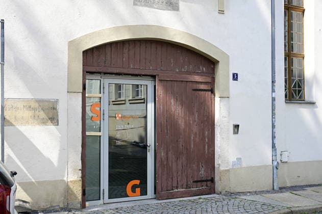 Kamera läuft in Görliwood: Dreharbeiten für historische Serie Dolly gestartet. Görlitz, 26. Juli 2026 Die historische Altstadt von Görlitz verwandelt sich seit Ende Juli wieder in eine lebendige Filmkulisse. Unter dem Arbeitstitel Dolly haben die Dreharbeiten für eine neue aufwendige historische Serie begonnen. Die Produktion wird von der Beta Berlin Produktions GmbH umgesetzt und erstreckt sich über die Monate Juli und August 2026. Aufwendige Kulissen am Fischmarkt. Für das im 19. Jahrhundert angesiedelte Serienprojekt wird das historische Stadtbild von Görlitz intensiv genutzt. Ein zentraler Drehort ist der Görlitzer Fischmarkt. Um die Atmosphäre des vorletzten Jahrhunderts authentisch wiederzubeleben, we Copyright: xMatthiasxWehnertx