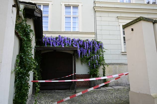 Kamera läuft in Görliwood: Dreharbeiten für historische Serie Dolly gestartet. Görlitz, 26. Juli 2026 Die historische Altstadt von Görlitz verwandelt sich seit Ende Juli wieder in eine lebendige Filmkulisse. Unter dem Arbeitstitel Dolly haben die Dreharbeiten für eine neue aufwendige historische Serie begonnen. Die Produktion wird von der Beta Berlin Produktions GmbH umgesetzt und erstreckt sich über die Monate Juli und August 2026. Aufwendige Kulissen am Fischmarkt. Für das im 19. Jahrhundert angesiedelte Serienprojekt wird das historische Stadtbild von Görlitz intensiv genutzt. Ein zentraler Drehort ist der Görlitzer Fischmarkt. Um die Atmosphäre des vorletzten Jahrhunderts authentisch wiederzubeleben, we Copyright: xMatthiasxWehnertx