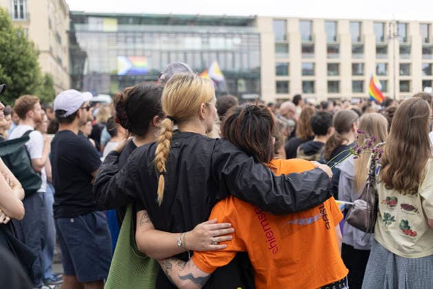 July 26, 2026, Berlin, Berlin, Germany: A vigil was held at Brandenburg Gate in Berlin in solidarity with those affected by the attack following Christopher Street Day (CSD), and with the victimsÃ¢â‚¬â ¢ families and friends. Members of the LGBTQIA+ community and allies gathered to mourn, express their anger, and turn grief into resistance against hatred and discrimination. Berlin Germany  - ZUMAb284 20260726_zip_b284_006 Copyright: xZairaxBiaginix