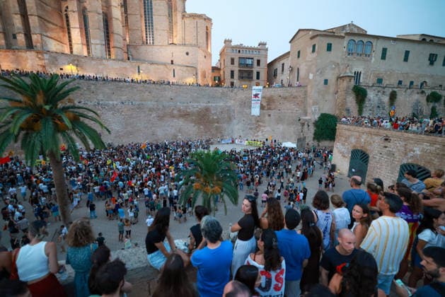 Protest Against Overtourism in Palma de Mallorca: Dozens of people took part in a protest against overtourism in front of the Cathedral-Basilica of Santa María de Mallorca on July 26, 2026, in Palma de Mallorca, Balearic Islands, Spain. The Menys Turisme, Més Vida platform organized the demonstration under the slogan Mallorca al límit to denounce the difficulties in accessing housing, the strain on infrastructure and public services, and the pressure from tourism and urban development that the island is facing. JULY 26, 2026 Tomàs Moyà Palma de Mallorca Balearic Islands Palma de Mallorca Balearic Islands Spain  Copyright: xTomÃ sxMoyÃ x 7688988