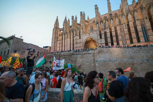 Protest Against Overtourism in Palma de Mallorca: Dozens of people took part in a protest against overtourism in front of the Cathedral-Basilica of Santa María de Mallorca on July 26, 2026, in Palma de Mallorca, Balearic Islands, Spain. The Menys Turisme, Més Vida platform organized the demonstration under the slogan Mallorca al límit to denounce the difficulties in accessing housing, the strain on infrastructure and public services, and the pressure from tourism and urban development that the island is facing. JULY 26, 2026 Tomàs Moyà Palma de Mallorca Balearic Islands Palma de Mallorca Balearic Islands Spain  Copyright: xTomÃ sxMoyÃ x 7688989