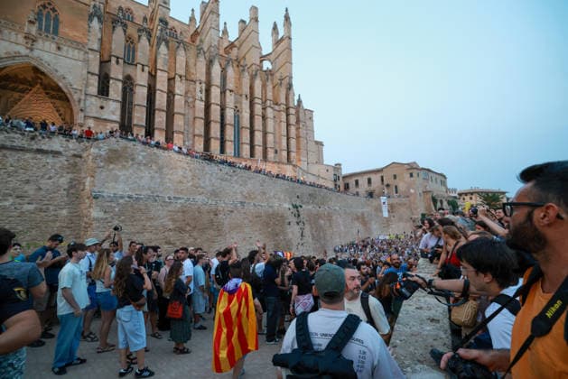 Protest Against Overtourism in Palma de Mallorca: Dozens of people took part in a protest against overtourism in front of the Cathedral-Basilica of Santa María de Mallorca on July 26, 2026, in Palma de Mallorca, Balearic Islands, Spain. The Menys Turisme, Més Vida platform organized the demonstration under the slogan Mallorca al límit to denounce the difficulties in accessing housing, the strain on infrastructure and public services, and the pressure from tourism and urban development that the island is facing. JULY 26, 2026 Tomàs Moyà Palma de Mallorca Balearic Islands Palma de Mallorca Balearic Islands Spain  Copyright: xTomÃ sxMoyÃ x 7688990