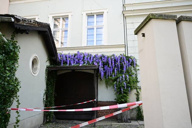 Kamera läuft in Görliwood: Dreharbeiten für historische Serie Dolly gestartet. Görlitz, 26. Juli 2026 Die historische Altstadt von Görlitz verwandelt sich seit Ende Juli wieder in eine lebendige Filmkulisse. Unter dem Arbeitstitel Dolly haben die Dreharbeiten für eine neue aufwendige historische Serie begonnen. Die Produktion wird von der Beta Berlin Produktions GmbH umgesetzt und erstreckt sich über die Monate Juli und August 2026. Aufwendige Kulissen am Fischmarkt. Für das im 19. Jahrhundert angesiedelte Serienprojekt wird das historische Stadtbild von Görlitz intensiv genutzt. Ein zentraler Drehort ist der Görlitzer Fischmarkt. Um die Atmosphäre des vorletzten Jahrhunderts authentisch wiederzubeleben, we Copyright: xMatthiasxWehnertx