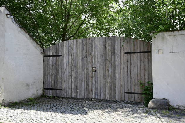 Kamera läuft in Görliwood: Dreharbeiten für historische Serie Dolly gestartet. Görlitz, 26. Juli 2026 Die historische Altstadt von Görlitz verwandelt sich seit Ende Juli wieder in eine lebendige Filmkulisse. Unter dem Arbeitstitel Dolly haben die Dreharbeiten für eine neue aufwendige historische Serie begonnen. Die Produktion wird von der Beta Berlin Produktions GmbH umgesetzt und erstreckt sich über die Monate Juli und August 2026. Aufwendige Kulissen am Fischmarkt. Für das im 19. Jahrhundert angesiedelte Serienprojekt wird das historische Stadtbild von Görlitz intensiv genutzt. Ein zentraler Drehort ist der Görlitzer Fischmarkt. Um die Atmosphäre des vorletzten Jahrhunderts authentisch wiederzubeleben, we Copyright: xMatthiasxWehnertx