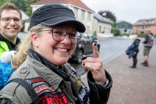 Anreise Wacken Open Air 2026 trotz Regenschauern gut organisiert, Veranstalterkonzept geht auf. Trotz des am Sonntag pünktlich einsetzenden Regens lassen sich die früh anreisenden Fans nicht abhalten und machen das Beste aus der Situation. Feste Wege und ein besseres Konzept zeigen bereits Wirkung. Wacken Wacken open Air Schleswig Holstein Deutschland IVDJ6003 *** Travel to Wacken Open Air 2026 Well Organized Despite Rain Showers, Organizers’ plan pays off. Despite the rain starting right on schedule on Sunday, fans who arrived early weren’t deterred and made the best of the situation. Paved paths and an improved plan are already showing results. Wacken Wacken Open Air Schleswig-Holstein Germany IVDJ6003