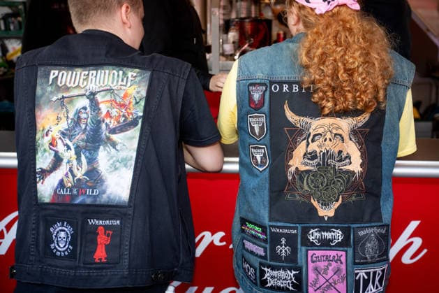 Anreise Wacken Open Air 2026 trotz Regenschauern gut organisiert, Veranstalterkonzept geht auf. Trotz des am Sonntag pünktlich einsetzenden Regens lassen sich die früh anreisenden Fans nicht abhalten und machen das Beste aus der Situation. Feste Wege und ein besseres Konzept zeigen bereits Wirkung. Wacken Wacken open Air Schleswig Holstein Deutschland IVDJ6016 *** Travel to Wacken Open Air 2026 Well Organized Despite Rain Showers, Organizers’ plan pays off. Despite the rain starting right on schedule on Sunday, fans who arrived early weren’t deterred and made the best of the situation. Improved pathways and a better plan are already showing results. Wacken Wacken Open Air Schleswig-Holstein Germany IVDJ6016