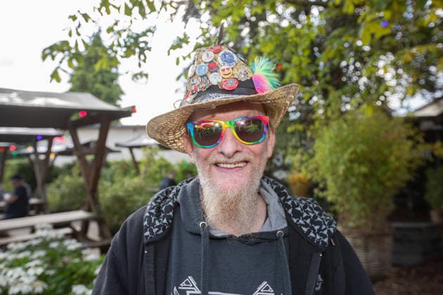 Anreise Wacken Open Air 2026 trotz Regenschauern gut organisiert, Veranstalterkonzept geht auf. Trotz des am Sonntag pünktlich einsetzenden Regens lassen sich die früh anreisenden Fans nicht abhalten und machen das Beste aus der Situation. Feste Wege und ein besseres Konzept zeigen bereits Wirkung. Wacken Wacken open Air Schleswig Holstein Deutschland IVDJ6017 *** Travel to Wacken Open Air 2026 Well Organized Despite Rain Showers, Organizers’ plan pays off. Despite the rain starting right on schedule on Sunday, fans who arrived early weren’t deterred and made the best of the situation. Improved pathways and a better plan are already showing results. Wacken Wacken Open Air Schleswig-Holstein Germany IVDJ6017
