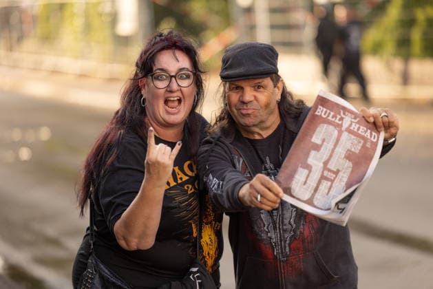 Anreise Wacken Open Air 2026 trotz Regenschauern gut organisiert, Veranstalterkonzept geht auf. Trotz des am Sonntag pünktlich einsetzenden Regens lassen sich die früh anreisenden Fans nicht abhalten und machen das Beste aus der Situation. Feste Wege und ein besseres Konzept zeigen bereits Wirkung. Wacken Wacken open Air Schleswig Holstein Deutschland _5DL7300 *** Travel to Wacken Open Air 2026 Well Organized Despite Rain Showers, Organizers’ plan pays off. Despite the rain starting right on schedule on Sunday, fans who arrived early weren’t deterred and made the best of the situation. Paved paths and an improved plan are already showing results. Wacken, Wacken Open Air, Schleswig-Holstein, Germany, 5DL7300