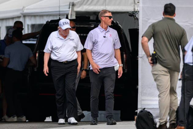 July 26, 2026, Washington, District Of Columbia, United States: President DONALD TRUMP examines recent renovations and construction projects at the North Portico of the White House after returning from a day at Trump National Golf Club in Sterling, Virginia. Washington United States  - ZUMAk206 20260726_znp_k206_002 Copyright: xMattxKaminskyx