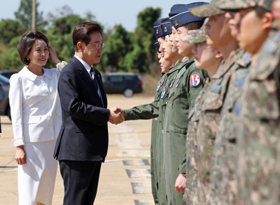 Lee inspects C-390 military transport aircraft Lee inspects C-390 military transport aircraft South Korean President Lee Jae Myung (C) meets South Korean Air Force s pilots and mechanics at the Brazilian Air Force s base in Brasilia on July 26, 2026, during his inspection of a C-390 military transport aircraft that South Korea bought from Brazilian regional jet manufacturer Embraer. (Yonhap) 2026-07-27 06:56:07 < 1980-2026 YONHAPNEWS AGENCY. .> ºê¶óÁú ºê¶óÁú EDITORIAL USE ONLY  Copyright: xx PYH2026072700750031500 YonhapxNewsx yonphotos254869