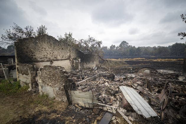 Wildfire evacuees take shelter at Bordeaux Exhibition Centre LE PORGE, FRANCE - JULY 26: Evacuees arrive at the Parc des Expositions de Bordeaux-Lac, which has been converted into one of the main reception centres for people displaced by the severe wildfires affecting the Gironde department, in Le Porge, France, on July 26, 2026. The venue provides temporary accommodation, basic services and logistical support as authorities continue evacuation and firefighting operations across the region. Lorena Sopena Lopez Anadolu Ile-de-France France. Editorial use only. Please get in touch for any other usage.  Copyright: x2026xAnadoluxLorenaxSopenaxLopezx