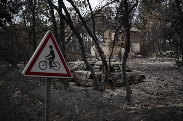 Wildfire evacuees take shelter at Bordeaux Exhibition Centre LE PORGE, FRANCE - JULY 26: Evacuees arrive at the Parc des Expositions de Bordeaux-Lac, which has been converted into one of the main reception centres for people displaced by the severe wildfires affecting the Gironde department, in Le Porge, France, on July 26, 2026. The venue provides temporary accommodation, basic services and logistical support as authorities continue evacuation and firefighting operations across the region. Lorena Sopena Lopez Anadolu Ile-de-France France. Editorial use only. Please get in touch for any other usage.  Copyright: x2026xAnadoluxLorenaxSopenaxLopezx