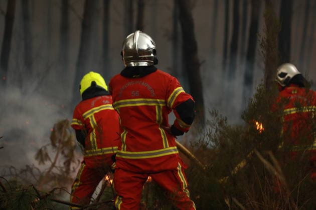 Firefighting operation continues as wildfire burns in Saint-Jean-d Illac, France SAINT-JEAN-D ILLAC, FRANCE - JULY 26: Firefighting operations continue as a wildfire burns near Saint-Jean-d Illac in southwestern France on July 26, 2026. Fire engines, heavy machinery and a firefighting helicopter are deployed to contain the blaze, while firefighters battle the fire on the ground. French Interior Minister Laurent Nunez warns that the situation remains highly unfavorable. Mohamad Salaheldin Abdelghani Alsayed Anadolu Saint-Jean-d Illac France. Editorial use only. Please get in touch for any other usage.  Copyright: x2026xAnadoluxMohamadxSalaheldinxAbdelghanixAlsayedx
