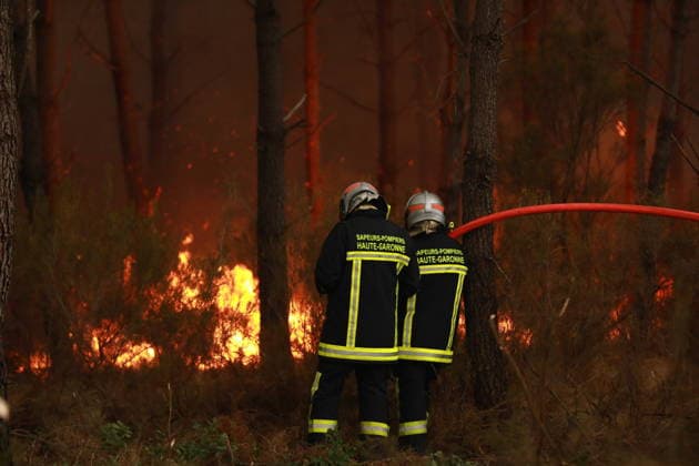 Firefighting operation continues as wildfire burns in Saint-Jean-d Illac, France SAINT-JEAN-D ILLAC, FRANCE - JULY 26: Firefighting operations continue as a wildfire burns near Saint-Jean-d Illac in southwestern France on July 26, 2026. Fire engines, heavy machinery and a firefighting helicopter are deployed to contain the blaze, while firefighters battle the fire on the ground. French Interior Minister Laurent Nunez warns that the situation remains highly unfavorable. Mohamad Salaheldin Abdelghani Alsayed Anadolu Saint-Jean-d Illac France. Editorial use only. Please get in touch for any other usage.  Copyright: x2026xAnadoluxMohamadxSalaheldinxAbdelghanixAlsayedx