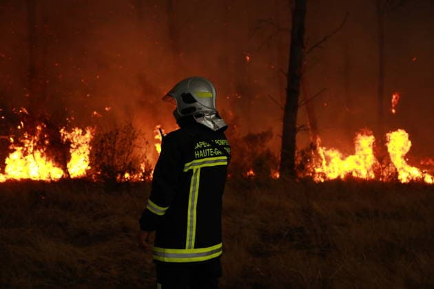 Firefighting operation continues as wildfire burns in Saint-Jean-d Illac, France SAINT-JEAN-D ILLAC, FRANCE - JULY 26: Firefighting operations continue as a wildfire burns near Saint-Jean-d Illac in southwestern France on July 26, 2026. Fire engines, heavy machinery and a firefighting helicopter are deployed to contain the blaze, while firefighters battle the fire on the ground. French Interior Minister Laurent Nunez warns that the situation remains highly unfavorable. Mohamad Salaheldin Abdelghani Alsayed Anadolu Saint-Jean-d Illac France. Editorial use only. Please get in touch for any other usage.  Copyright: x2026xAnadoluxMohamadxSalaheldinxAbdelghanixAlsayedx