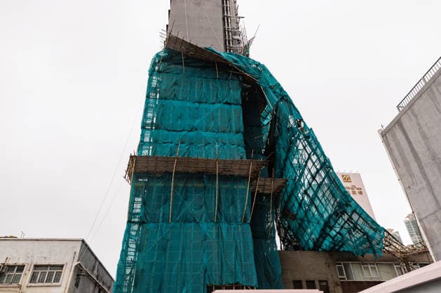 A massive scaffolding structure collapses in Typhoon Noul, in Hong Kong, China - 26 Jul 2026 A massive scaffolding structure collapsed due to Typhoon Noul in Hong Kong. Typhoon Noul triggers the first No. 9 tropical cyclone warning signal since Super Typhoon Ragasa last September. Passing within 80 km (50 miles) of Hong Kong, it makes the third-closest approach to the city by a major tropical cyclone this century. Hong Kong China Copyright: xMayxJamesx xSOPAxImagesx MJP_20260726_Typhoon_Noul_2201 01-01-53-569