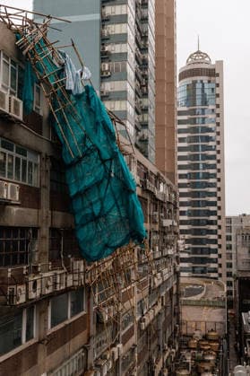 A massive scaffolding structure collapses in Typhoon Noul, in Hong Kong, China - 26 Jul 2026 A massive scaffolding structure collapsed due to Typhoon Noul in Hong Kong. Typhoon Noul triggers the first No. 9 tropical cyclone warning signal since Super Typhoon Ragasa last September. Passing within 80 km (50 miles) of Hong Kong, it makes the third-closest approach to the city by a major tropical cyclone this century. Hong Kong China Copyright: xMayxJamesx xSOPAxImagesx MJP_20260726_Typhoon_Noul_2220 01-01-53-573