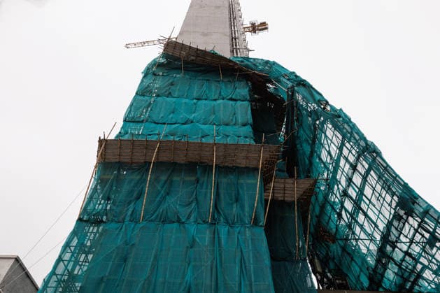 A massive scaffolding structure collapses in Typhoon Noul, in Hong Kong, China - 26 Jul 2026 A massive scaffolding structure collapsed due to Typhoon Noul in Hong Kong. Typhoon Noul triggers the first No. 9 tropical cyclone warning signal since Super Typhoon Ragasa last September. Passing within 80 km (50 miles) of Hong Kong, it makes the third-closest approach to the city by a major tropical cyclone this century. Hong Kong China Copyright: xMayxJamesx xSOPAxImagesx MJP_20260726_Typhoon_Noul_2208 01-01-53-571