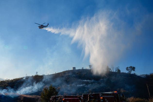 Mines Fire of wildfire continues in Santa Clara County of California SANTA CLARA COUNTY, CALIFORNIA - JULY 26: A fire helicopter drops water on burning areas as crews battle with wildfire named as Mines Fire in Santa Clara County, California on July 26, 2026. Tayfun Coskun Anadolu California United States. Editorial use only. Please get in touch for any other usage.  Copyright: x2026xAnadoluxTayfunxCoskunx