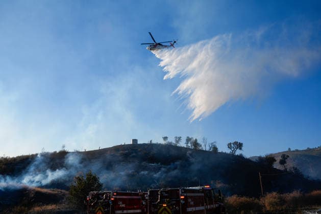 Mines Fire of wildfire continues in Santa Clara County of California SANTA CLARA COUNTY, CALIFORNIA - JULY 26: A fire helicopter drops water on burning areas as crews battle with wildfire named as Mines Fire in Santa Clara County, California on July 26, 2026. Tayfun Coskun Anadolu California United States. Editorial use only. Please get in touch for any other usage.  Copyright: x2026xAnadoluxTayfunxCoskunx