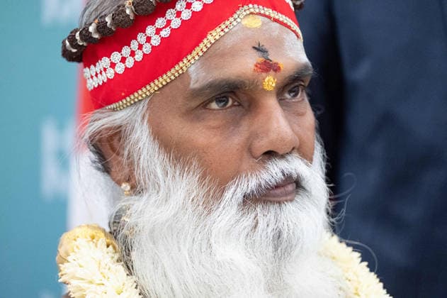 Priester Siva Sri Arumugam Paskarakurukkal (oft Priester Paskaran genannt) Portraet, Porträt, Portrait, Angeschnittenes Einzelbild, Einzelmotiv, mit seinem Bild im Hintergrund, Hinduistisches Tempelfest in Hamm, Sri Kamadchi Ampal Tempels in Hamm-Uentrop, 26.07.2026 *** Priest Siva Sri Arumugam Paskarakurukkal, often called Priest Paskaran—Portrait, Portrait, close-up, single image, single subject, with his image in the background, Hindu temple festival in Hamm, Sri Kamadchi Ampal Temple in Hamm-Uentrop, July 26, 2026