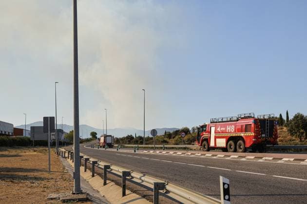 Firefighting helicopters battle reignited San Martin de Valdeiglesias wildfire near Navas del Rey NAVAS DEL REY (MADRID), SPAIN JULY 26, 2026: Firefighting helicopters carry out water-dropping operations as a large column of smoke rises from the reignited San Martin de Valdeiglesias wildfire, visible from several locations around Navas del Rey, near Madrid, on July 26. The series documents the aerial firefighting response, emergency vehicles and road closures implemented as crews continue efforts to contain the fire. Navas del Rey Spain Copyright: x xEugenioxRodriguezxRigox xJNAxPressx