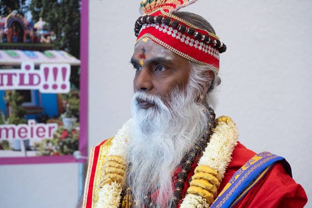 Priester Siva Sri Arumugam Paskarakurukkal (oft Priester Paskaran genannt) Portraet, Porträt, Portrait, Angeschnittenes Einzelbild, Einzelmotiv, mit seinem Bild im Hintergrund, Hinduistisches Tempelfest in Hamm, Sri Kamadchi Ampal Tempels in Hamm-Uentrop, 26.07.2026 *** Priest Siva Sri Arumugam Paskarakurukkal, often called Priest Paskaran—Portrait, Portrait, close-up, single image, single subject, with his image in the background, Hindu temple festival in Hamm, Sri Kamadchi Ampal Temple in Hamm-Uentrop, July 26, 2026