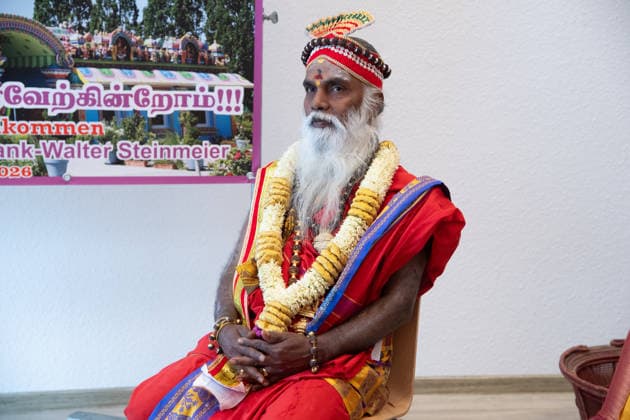 Priester Siva Sri Arumugam Paskarakurukkal (oft Priester Paskaran genannt) Portraet, Porträt, Portrait, Angeschnittenes Einzelbild, Einzelmotiv, mit seinem Bild im Hintergrund, Hinduistisches Tempelfest in Hamm, Sri Kamadchi Ampal Tempels in Hamm-Uentrop, 26.07.2026 *** Priest Siva Sri Arumugam Paskarakurukkal, often called Priest Paskaran—Portrait, Portrait, close-up, single image, single subject, with his image in the background, Hindu temple festival in Hamm, Sri Kamadchi Ampal Temple in Hamm-Uentrop, July 26, 2026