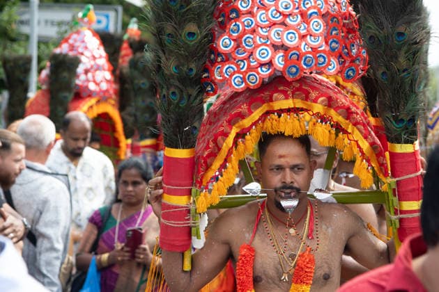 busswillige Taenzer , Kavadi, fuehren die Prozession,mit der Goettin Kmadchi an, Hinduistisches Tempelfest in Hamm, Sri Kamadchi Ampal Tempels in Hamm-Uentrop, 26.07.2026 *** Penitent dancers, known as Kavadi, lead the procession carrying the goddess Kamadchi at the Hindu temple festival in Hamm, at the Sri Kamadchi Ampal Temple in Hamm-Uentrop, July 26, 2026