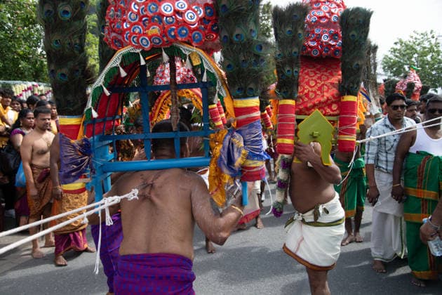 busswillige Taenzer , Kavadi, fuehren die Prozession,mit der Goettin Kmadchi an, Hinduistisches Tempelfest in Hamm, Sri Kamadchi Ampal Tempels in Hamm-Uentrop, 26.07.2026 *** Penitent dancers, known as Kavadi, lead the procession carrying the goddess Kamadchi at the Hindu temple festival in Hamm, at the Sri Kamadchi Ampal Temple in Hamm-Uentrop, July 26, 2026