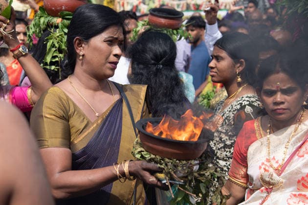 Glaeubige Frauen mit Feuerschalen fuehren die Prozession mit der Goettin Kamadchi an, Hinduistisches Tempelfest in Hamm, Sri Kamadchi Ampal Tempels in Hamm-Uentrop, 26.07.2026 *** Believing women carrying fire bowls lead the procession with the goddess Kamadchi; Hindu temple festival in Hamm, at the Sri Kamadchi Ampal Temple in Hamm-Uentrop, July 26, 2026
