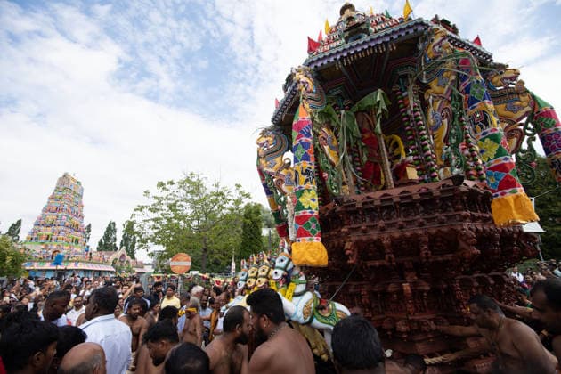 Der Schrein der Goettin Kmadchi waehrend der Prozession, im Hintergrund der Sri Kamadchi Ampal Tempel in Hamm-Uentrop, Hinduistisches Tempelfest in Hamm, Sri Kamadchi Ampal Tempels in Hamm-Uentrop, 26.07.2026 *** The shrine of the goddess Kmadchi during the procession, with the Sri Kamadchi Ampal Temple in Hamm-Uentrop in the background; Hindu temple festival in Hamm; Sri Kamadchi Ampal Temple in Hamm-Uentrop, July 26, 2026