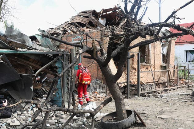 A first responder examines a house destroyed by a direct hit from a Russian S8000 Banderol cruise missile on a residential area in the Slobidskyi district, Kharkiv, Ukraine, July 26, 2026. A 40-year-old woman was killed in the attack, and 12 people were injured. In total, at least 22 private houses and power lines were damaged in the district. (Photo by Viacheslav Madiievskyi Ukrinform) Russians strike residential area in Kharkiv with Banderol missile  Copyright: xViacheslavxMadiievskyix