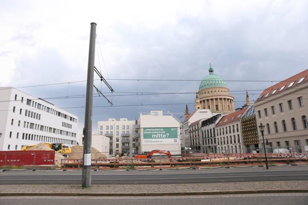 Die Baustelle für das neue Wohn- und Geschäftsviertel am Alten Markt in Potsdam, 26. Juli 2026. Hinten die Nikolaikirche. Baustelle Alter Markt Potsdam *** The construction site for the new residential and commercial district at the Alter Markt in Potsdam, July 26, 2026. In the background is St. Nicholas Church. Construction site at the Alter Markt in Potsdam