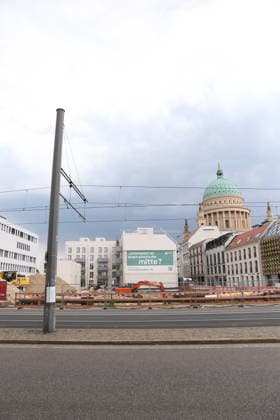 Die Baustelle für das neue Wohn- und Geschäftsviertel am Alten Markt in Potsdam, 26. Juli 2026. Hinten die Nikolaikirche. Baustelle Alter Markt Potsdam *** The construction site for the new residential and commercial district at the Alter Markt in Potsdam, July 26, 2026. In the background is St. Nicholas Church. Construction site at the Alter Markt in Potsdam