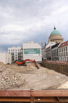 Die Baustelle für das neue Wohn- und Geschäftsviertel am Alten Markt in Potsdam, 26. Juli 2026. Hinten die Nikolaikirche. Baustelle Alter Markt Potsdam *** The construction site for the new residential and commercial district at the Alter Markt in Potsdam, July 26, 2026. In the background is St. Nicholas Church. Construction site at the Alter Markt in Potsdam
