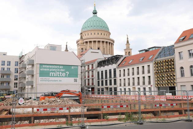 Die Baustelle für das neue Wohn- und Geschäftsviertel am Alten Markt in Potsdam, 26. Juli 2026. Hinten die Nikolaikirche. Baustelle Alter Markt Potsdam *** The construction site for the new residential and commercial district at the Alter Markt in Potsdam, July 26, 2026. In the background is St. Nicholas Church. Construction site at the Alter Markt in Potsdam
