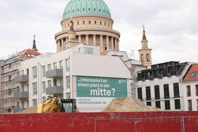 Die Baustelle für das neue Wohn- und Geschäftsviertel am Alten Markt in Potsdam, 26. Juli 2026. Hinten die Nikolaikirche. Baustelle Alter Markt Potsdam *** The construction site for the new residential and commercial district at the Alter Markt in Potsdam, July 26, 2026. In the background is St. Nicholas Church. Construction site at the Alter Markt in Potsdam