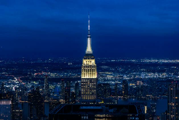 Empire State Building glowing over the New York cityscape at night New York, New York, United States CR_MALI260724A-2087232-01 ,model released, Symbolfoto ,property released