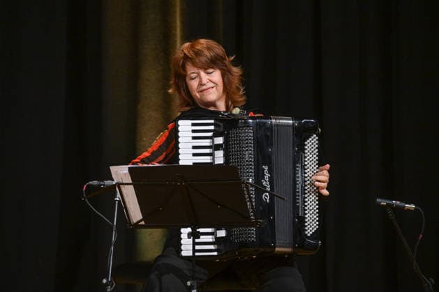 77Lesung aus Loriots Szenen einer Ehe mit Senta Berger und Friedrich von Thun, im Toscana Congress in Gmunden, im Rahmen der Salzkammergut Festwochen Gmunden, fotografiert am 26.07.26. Das Bild zeigt die die Lesung begleitende Harmonikaspielerin Maria Reiter 2026 - Lesung aus Loriots Szenen einer Ehe mit Senta Berger und Friedrich von Thun, im Toscana Congress in Gmunden, im Rahmen der Salzkammergut Festwochen Gmunden, am 26.07.26 *** 77Reading from Loriot’s *Scenes from a Marriage* with Senta Berger and Friedrich von Thun, at the Toscana Congress in Gmunden, as part of the Salzkammergut Festival in Gmunden, photographed on July 26, 2026. The photo shows Maria Reiter, the accordionist accompanying the reading. 2026 Reading from Loriot’