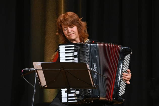Lesung aus Loriots Szenen einer Ehe mit Senta Berger und Friedrich von Thun, im Toscana Congress in Gmunden, im Rahmen der Salzkammergut Festwochen Gmunden, fotografiert am 26.07.26. Das Bild zeigt die die Lesung begleitende Harmonikaspielerin Maria Reiter 2026 - Lesung aus Loriots Szenen einer Ehe mit Senta Berger und Friedrich von Thun, im Toscana Congress in Gmunden, im Rahmen der Salzkammergut Festwochen Gmunden, am 26.07.26 *** Reading from Loriot’s *Scenes from a Marriage* with Senta Berger and Friedrich von Thun, at the Toscana Congress in Gmunden, as part of the Salzkammergut Festival in Gmunden, photographed on July 26, 2026. The photo shows Maria Reiter, the accordionist accompanying the reading, in 2026. Reading from Loriot’