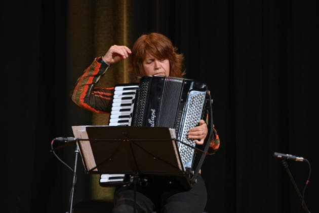 Maria ReiterLesung aus Loriots Szenen einer Ehe mit Senta Berger und Friedrich von Thun, im Toscana Congress in Gmunden, im Rahmen der Salzkammergut Festwochen Gmunden, fotografiert am 26.07.26. Das Bild zeigt die die Lesung begleitende Harmonikaspielerin 2026 - Lesung aus Loriots Szenen einer Ehe mit Senta Berger und Friedrich von Thun, im Toscana Congress in Gmunden, im Rahmen der Salzkammergut Festwochen Gmunden, am 26.07.26 *** Maria Reiter: Reading from Loriot’s *Scenes from a Marriage* with Senta Berger and Friedrich von Thun, at the Toscana Congress in Gmunden, as part of the Salzkammergut Festival Weeks in Gmunden, photographed on July 26, 2026. The photo shows the accordionist accompanying the reading. 2026 Reading from Loriot