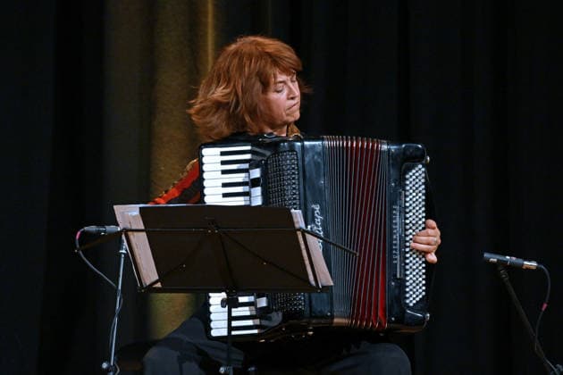 Maria ReiterLesung aus Loriots Szenen einer Ehe mit Senta Berger und Friedrich von Thun, im Toscana Congress in Gmunden, im Rahmen der Salzkammergut Festwochen Gmunden, fotografiert am 26.07.26. Das Bild zeigt die die Lesung begleitende Harmonikaspielerin 2026 - Lesung aus Loriots Szenen einer Ehe mit Senta Berger und Friedrich von Thun, im Toscana Congress in Gmunden, im Rahmen der Salzkammergut Festwochen Gmunden, am 26.07.26 *** Maria Reiter: Reading from Loriot’s *Scenes from a Marriage* with Senta Berger and Friedrich von Thun, at the Toscana Congress in Gmunden, as part of the Salzkammergut Festival Weeks in Gmunden, photographed on July 26, 2026. The photo shows the accordionist accompanying the reading. 2026 Reading from Loriot