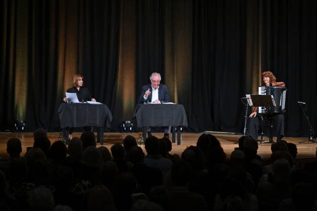 Lesung aus Loriots Szenen einer Ehe mit Senta Berger und Friedrich von Thun, im Toscana Congress in Gmunden, im Rahmen der Salzkammergut Festwochen Gmunden, fotografiert am 26.07.26. Das Bild zeigt die Schauspieler Senta Berger und Friedrich von Thun während ihrer Lesung und die, die Lesung begleitende Harmonikaspielerin Maria Reiter 2026 - Lesung aus Loriots Szenen einer Ehe mit Senta Berger und Friedrich von Thun, im Toscana Congress in Gmunden, im Rahmen der Salzkammergut Festwochen Gmunden, am 26.07.26 *** Reading from Loriot’s *Scenes from a Marriage* with Senta Berger and Friedrich von Thun, at the Toscana Congress in Gmunden, as part of the Salzkammergut Festwochen Gmunden, photographed on July 26, 2026. The photo shows actors