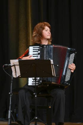Lesung aus Loriots Szenen einer Ehe mit Senta Berger und Friedrich von Thun, im Toscana Congress in Gmunden, im Rahmen der Salzkammergut Festwochen Gmunden, fotografiert am 26.07.26. Das Bild zeigt die die Lesung begleitende Harmonikaspielerin Maria Reiter 2026 - Lesung aus Loriots Szenen einer Ehe mit Senta Berger und Friedrich von Thun, im Toscana Congress in Gmunden, im Rahmen der Salzkammergut Festwochen Gmunden, am 26.07.26 *** Reading from Loriot’s *Scenes from a Marriage* with Senta Berger and Friedrich von Thun, at the Toscana Congress in Gmunden, as part of the Salzkammergut Festwochen Gmunden, photographed on July 26, 2026. The photo shows Maria Reiter, the accordionist accompanying the reading, in 2026. Reading from Loriot’s