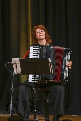 Lesung aus Loriots Szenen einer Ehe mit Senta Berger und Friedrich von Thun, im Toscana Congress in Gmunden, im Rahmen der Salzkammergut Festwochen Gmunden, fotografiert am 26.07.26. Das Bild zeigt die die Lesung begleitende Harmonikaspielerin Maria Reiter 2026 - Lesung aus Loriots Szenen einer Ehe mit Senta Berger und Friedrich von Thun, im Toscana Congress in Gmunden, im Rahmen der Salzkammergut Festwochen Gmunden, am 26.07.26 *** Reading from Loriot’s *Scenes from a Marriage* with Senta Berger and Friedrich von Thun, at the Toscana Congress in Gmunden, as part of the Salzkammergut Festwochen Gmunden, photographed on July 26, 2026. The photo shows Maria Reiter, the accordionist accompanying the reading, in 2026. Reading from Loriot’s