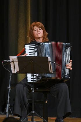 Lesung aus Loriots Szenen einer Ehe mit Senta Berger und Friedrich von Thun, im Toscana Congress in Gmunden, im Rahmen der Salzkammergut Festwochen Gmunden, fotografiert am 26.07.26. Das Bild zeigt die die Lesung begleitende Harmonikaspielerin Maria Reiter 2026 - Lesung aus Loriots Szenen einer Ehe mit Senta Berger und Friedrich von Thun, im Toscana Congress in Gmunden, im Rahmen der Salzkammergut Festwochen Gmunden, am 26.07.26 *** Reading from Loriot’s *Scenes from a Marriage* with Senta Berger and Friedrich von Thun, at the Toscana Congress in Gmunden, as part of the Salzkammergut Festwochen Gmunden, photographed on July 26, 2026. The photo shows Maria Reiter, the accordionist accompanying the reading, in 2026. Reading from Loriot’s