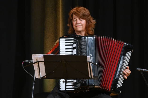Lesung aus Loriots Szenen einer Ehe mit Senta Berger und Friedrich von Thun, im Toscana Congress in Gmunden, im Rahmen der Salzkammergut Festwochen Gmunden, fotografiert am 26.07.26. Das Bild zeigt die die Lesung begleitende Harmonikaspielerin Maria Reiter 2026 - Lesung aus Loriots Szenen einer Ehe mit Senta Berger und Friedrich von Thun, im Toscana Congress in Gmunden, im Rahmen der Salzkammergut Festwochen Gmunden, am 26.07.26 *** Reading from Loriot’s *Scenes from a Marriage* with Senta Berger and Friedrich von Thun, at the Toscana Congress in Gmunden, as part of the Salzkammergut Festwochen Gmunden, photographed on July 26, 2026. The photo shows Maria Reiter, the accordionist accompanying the reading, in 2026. Reading from Loriot’s
