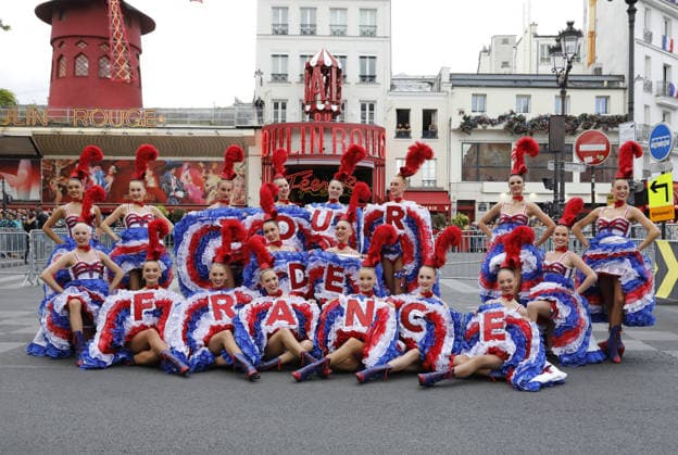 Tour de France cyclists pass by the Moulin Rouge during the final stage in Paris on July 26, 2026. The Moulin Rouge dancers perform before the Tour de France cyclists pass by. On this exceptional occasion, the famous Moulin Rouge dancers step out in front of the cabaret to put on a unique show. Dressed in their flamboyant tricolor costumes, they perform their iconic French Cancan to cheer on the cyclists as they enter the final stretch of their epic journey Marc Ausset Lacroix Bestimage Tour de France riders passing the Moulin Rouge during the final stage in Paris on July 26, 2026—Moulin Rouge dancers perform before the riders pass by For this special occasion, the famous Moulin Rouge dancers step out in front of the cabaret to put on a un  Copyright: xMarcxAussetxLacroixx xBestimagexMarcxAussetxLacroixx xBestimagex