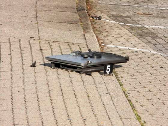 CNTV GELDAUTOMAT - Geldautomat gesprengt Tresortuer fliegt ca 15 Meter weit weg Tatort Glinde Schleswig-Holstein am 27.07.2026 Spurensicherung sammelt Geldscheine ein Am Montagmorgen gehen 4:30 Uhr haben Unbekannte in Glinde einen Geldautomaten gesprengt. Der Automat befand sich an der Möllner Landstraße Beim Eintreffen der Einsatzkräfte bot sich ein Bild der Verwüstung: Der Geldautomat war vollständig zerstört, Trümmerteile lagen weiträumig verstreut vor dem Gebäude. Die Polizei sicherte den Bereich ab, während Spezialisten der Spurensicherung ihre Arbeit aufnahmen Schleswig-Holstein Deutschland *** CNTV ATM ATM Blown Up; Vault Door Flung About 15 Meters Away; Scene of the Crime: Glinde, Schleswig-Holstein, on July 27, 2026; F